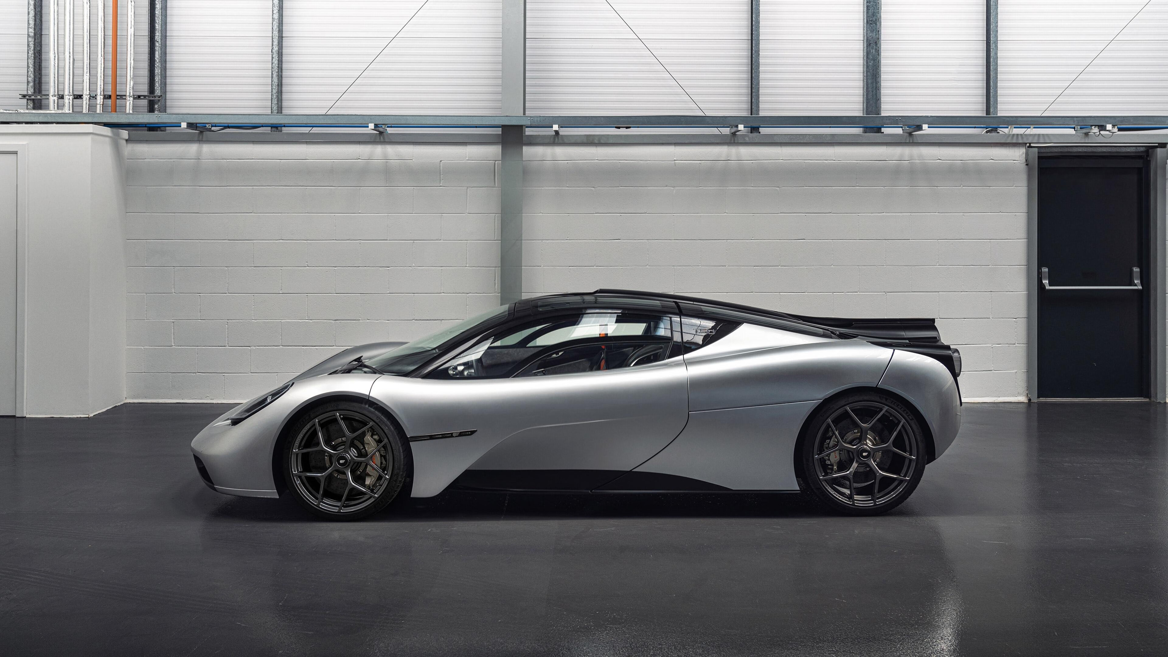 九游体育官网入口-新版篮球运动装备引领运动时尚潮流，新版篮球鞋